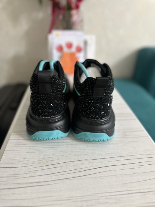 Продам кроссовки