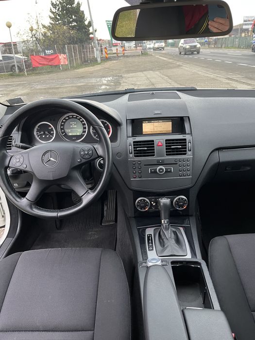 Vand sau schimb mercedes c 200 an 2011
