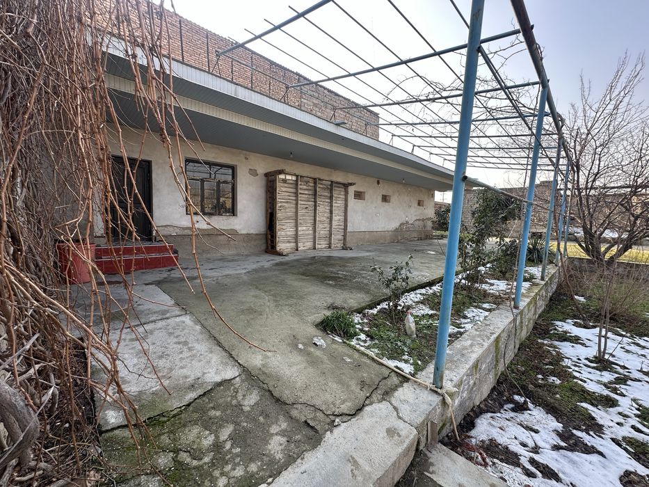 Jizzax shaharda 13 sotix uy sotiladi srochna narx keleshtiriladi