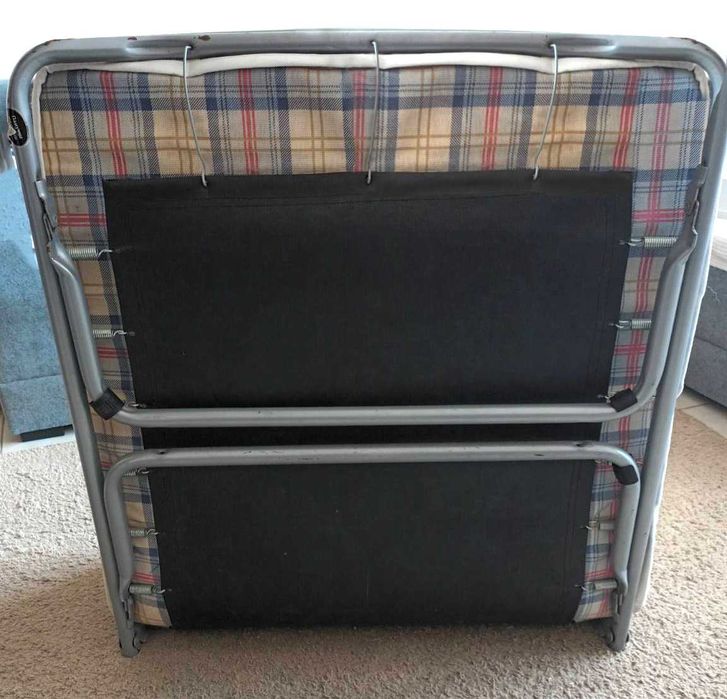 Сгъваемо легло с матрак.