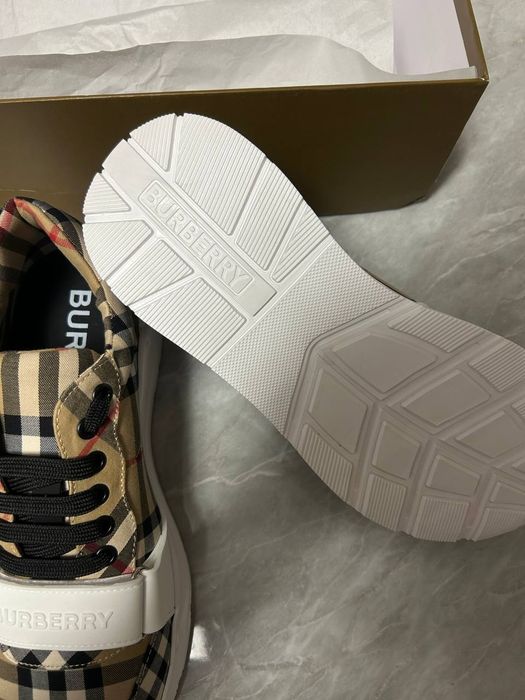 Adidași Burberry mărimea (43)