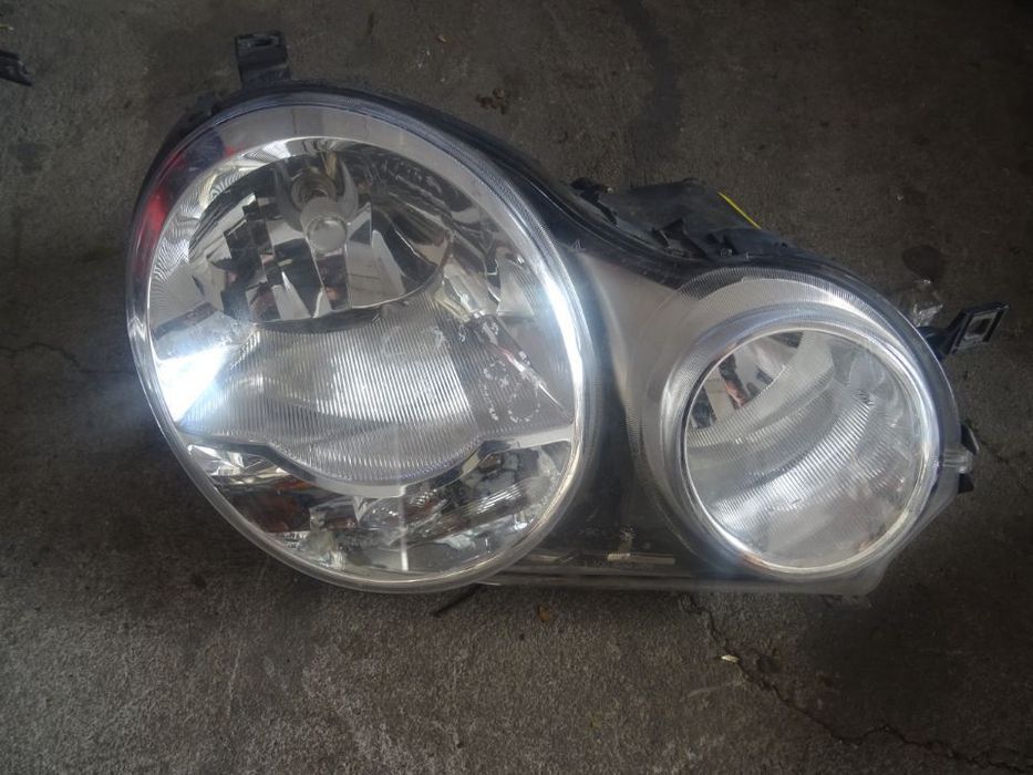 Vand Far Dreapta Volkswagen Polo 9N volan pe stanga cu 5usi din 2002 cod:1305630386