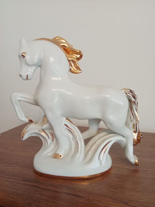 Продам фарфоровые статуэтки