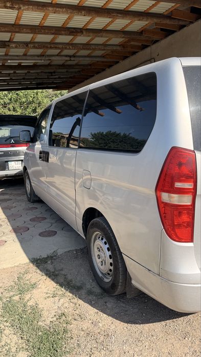 Продаётся Hyundai H-1, 2009 года.