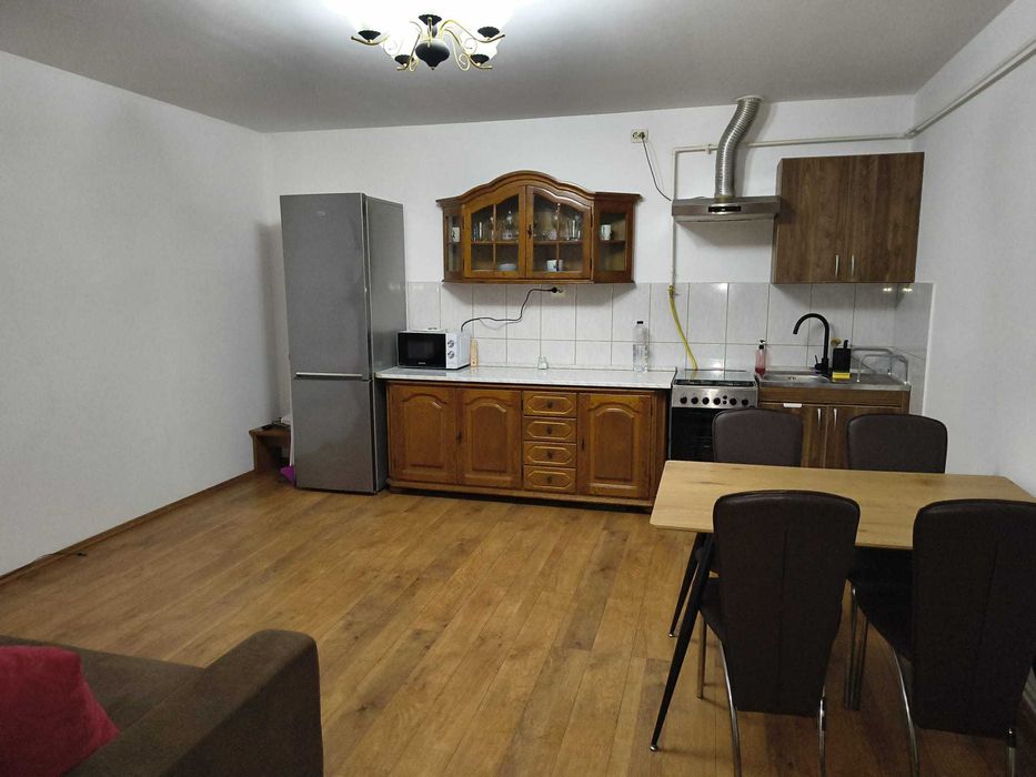 Inchiriez apartament la curte cu Dormitor+CameraZi ULTRACENTRAL