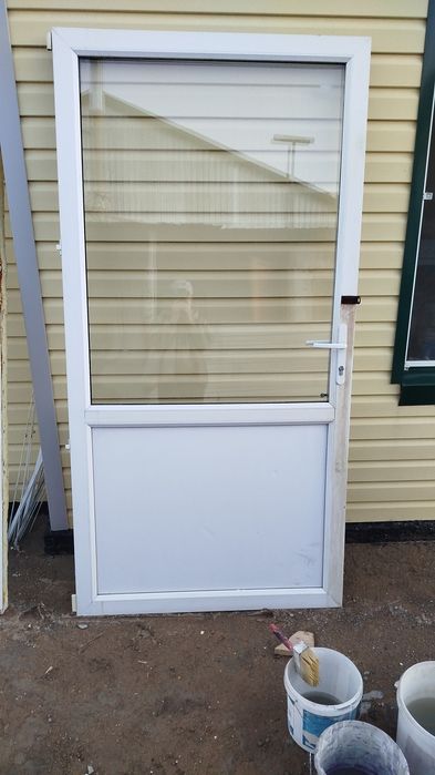 Продам пластиковую дверь