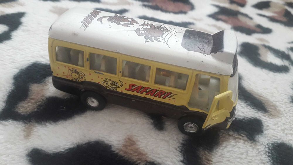 Детски Автобус метален с отваряне на врати.