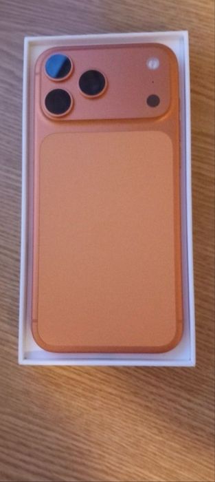 Iphone 17 pro max Cosmic Orange
