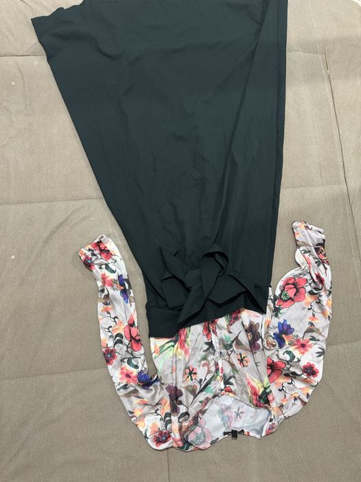 Красивое платье , верх атлас низ плотный материал.