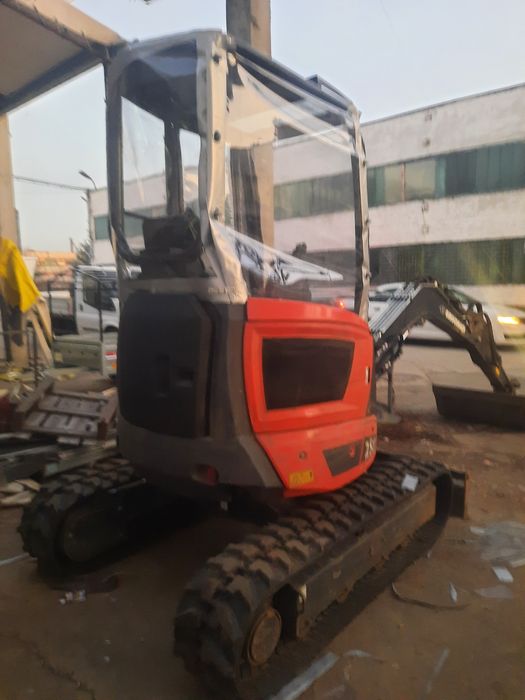 Miniexcavator și bobcat spatii înguste  pamant vegetal si nisipos