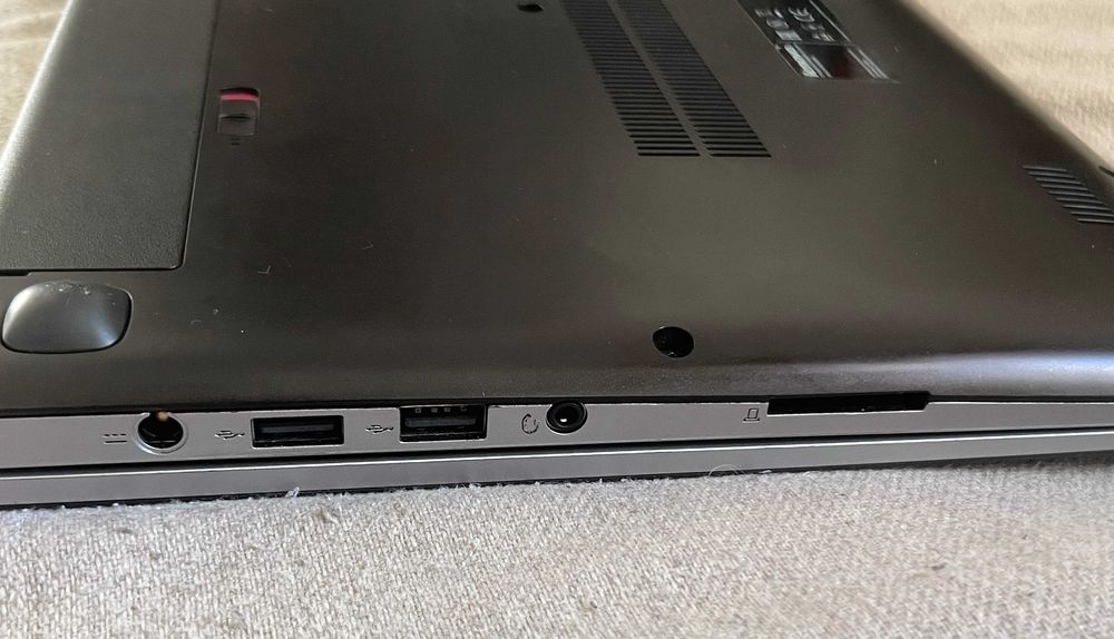Laptop Lenovo M30-70 i3 8GB HDD HDMI fara alimentator defect baterie