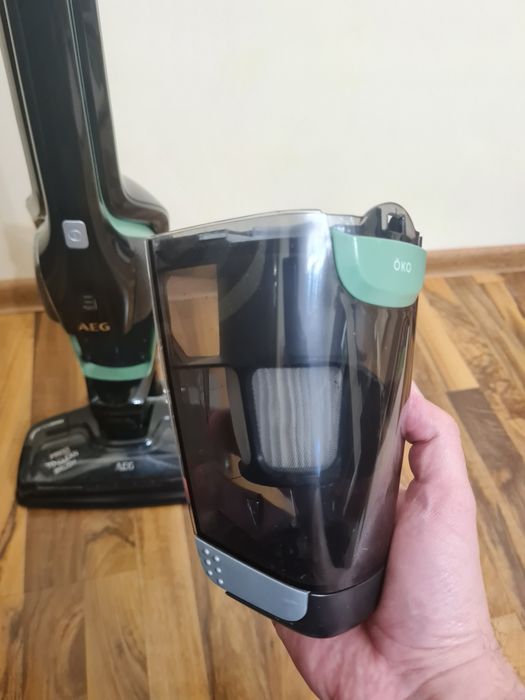 Aspirator vertical AEG pe acumulator