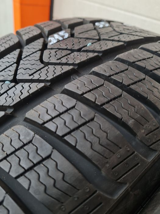 Зимни гуми 2 броя PIRELLI SottoZero3 215 55 R17 дот 4620