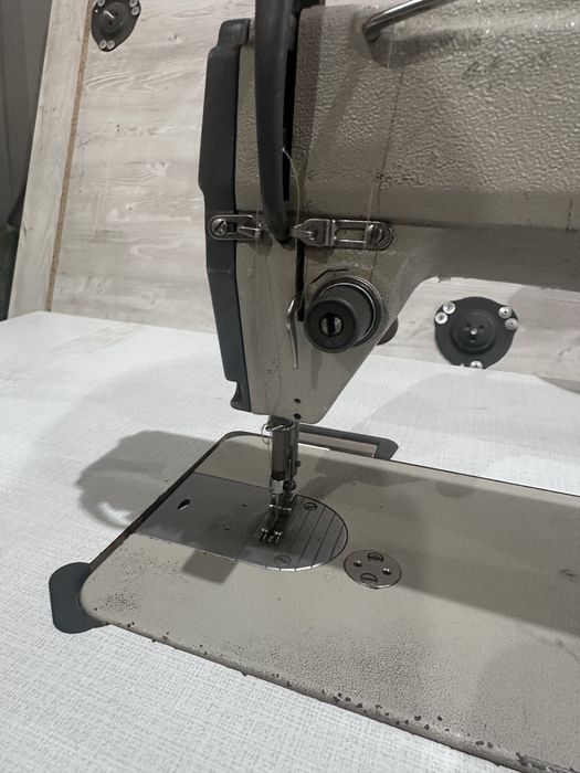Vand masina de cusut industriala FOMAX KDD-5570, completa cu masa si motor, ideala pentru atelier