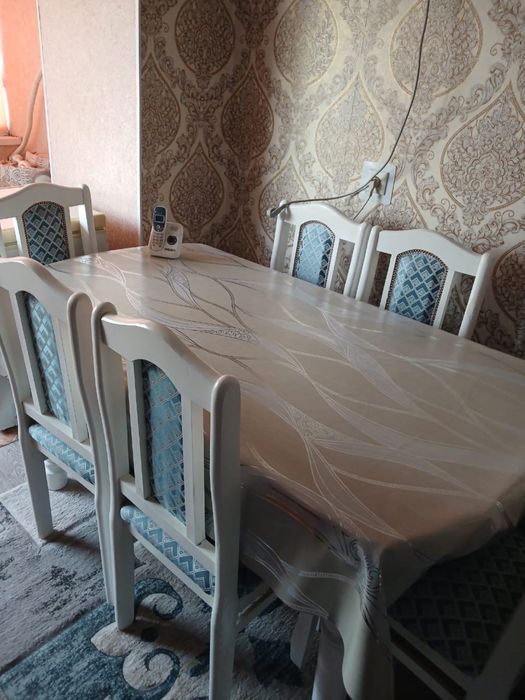 Продам стол обеденный со стульями