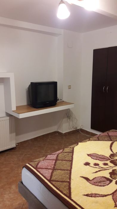 Închiriez apartament la casa
