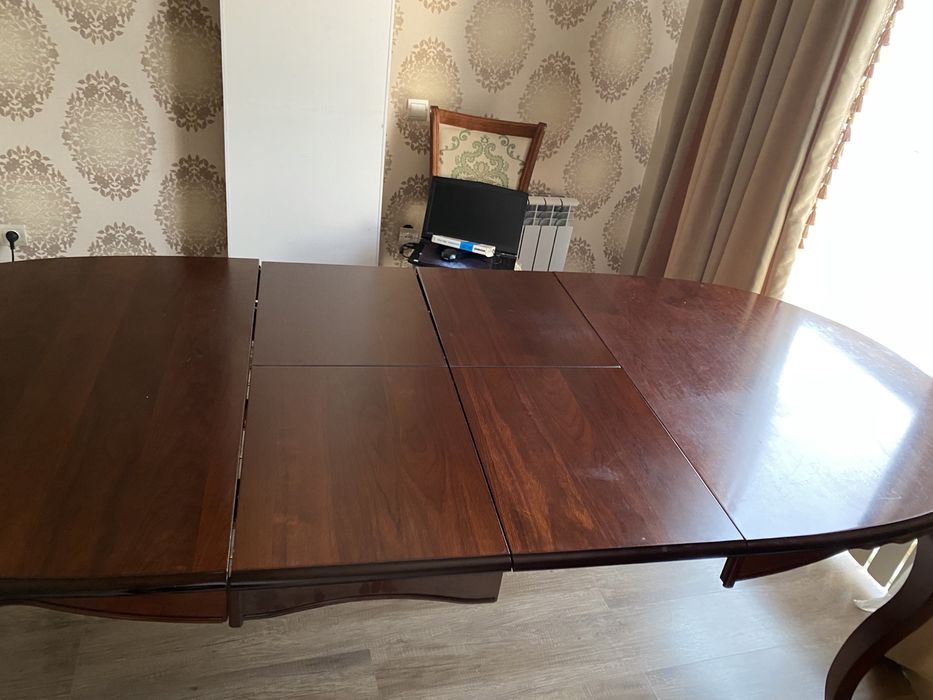 Стол из красного дерева