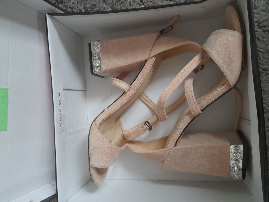 Продаю туфли женские