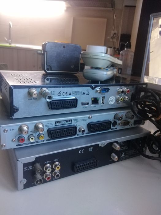 Vând trei receptoare satelit cu telecomenzile respective.