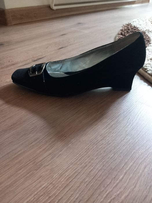 Vând pantofi din piele întoarsă.