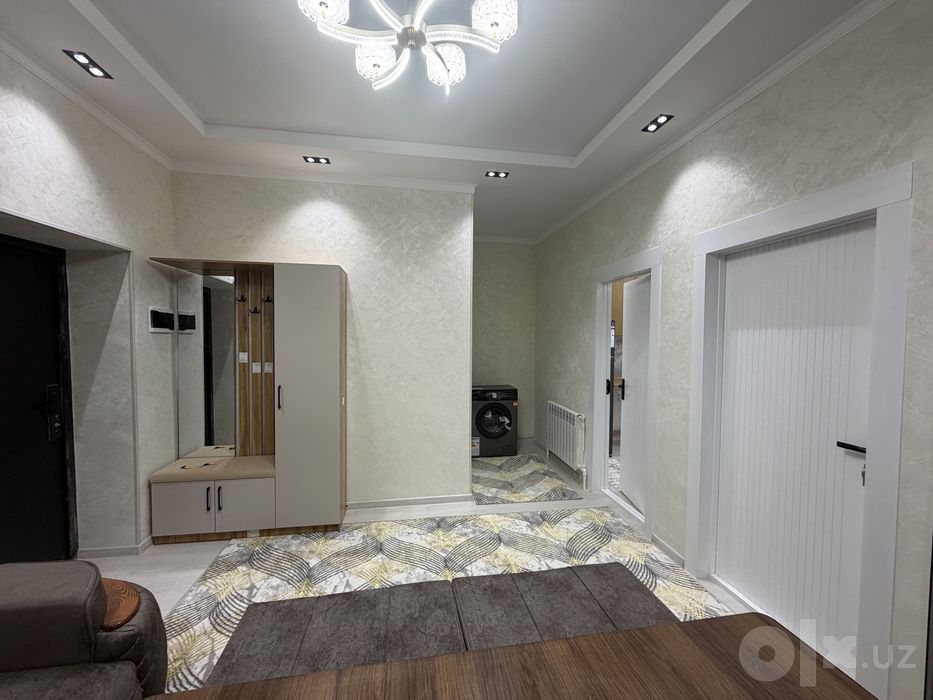 Sharq Bozorcha  7 Maktab oldida 3 etaj 2 xonalik Uy srochni Sotiladi