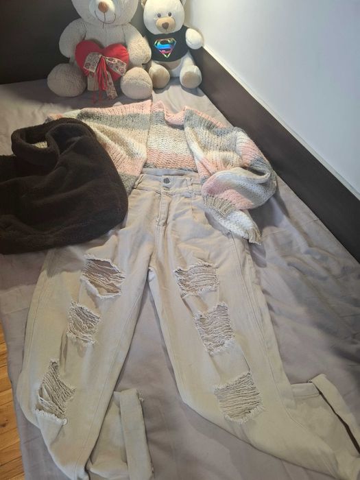 Дънки, жилетка и чанта