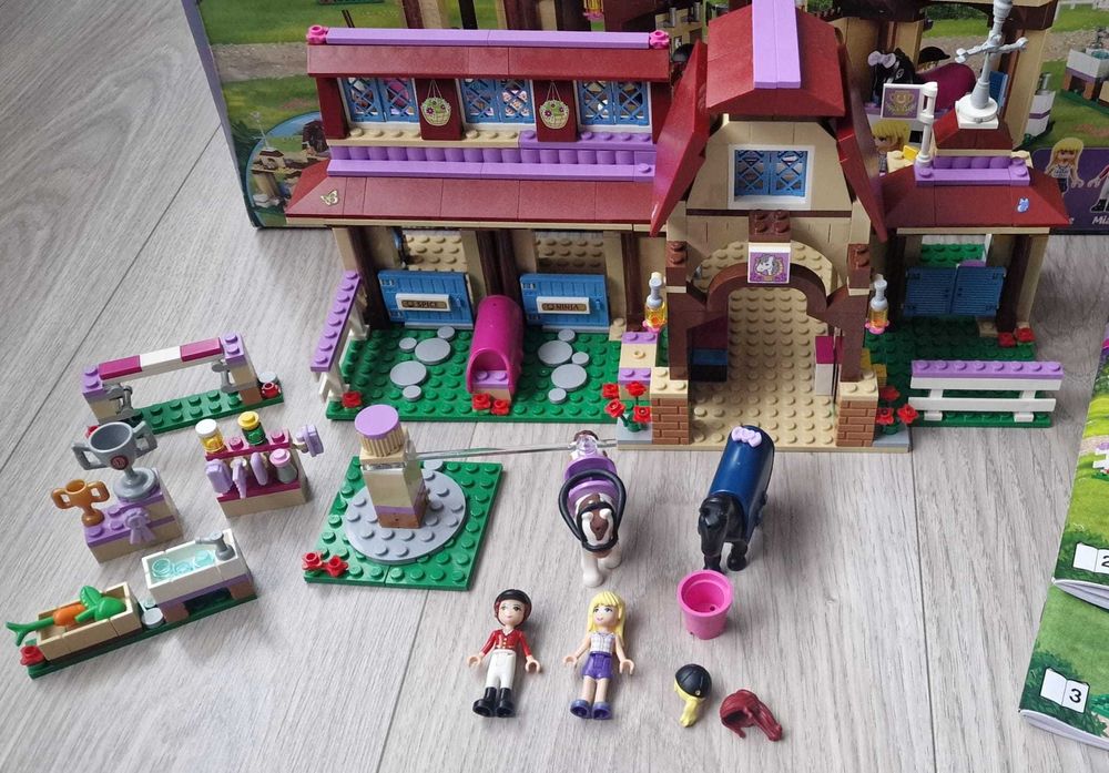 LEGO Friends - Clubul de calarie din Heartlake 41126, 575 piese
