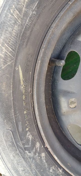 Vând anvelope  de vara cu tot cu jante . vw polo 9N..
