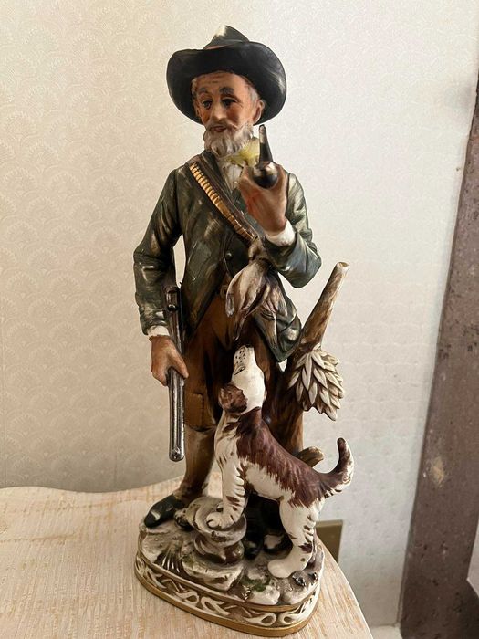 Продавам старинна  порцеланова  статуетка