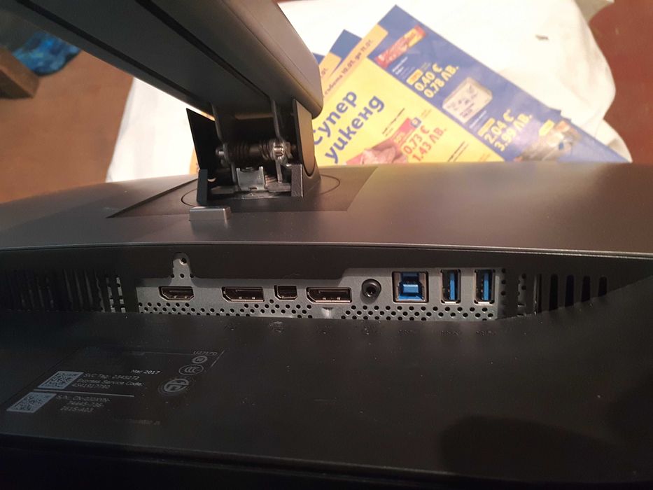Продавам професионален 27 инчов монитор Dell U2717D спукана матрица