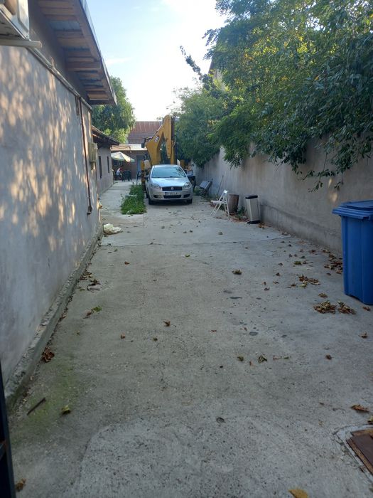 Închiriez casă la curte