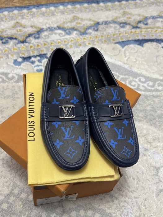 Аяқ киім сатылады