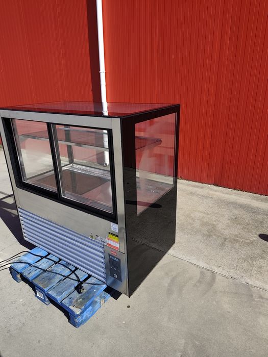 Хладилна витрина Polar