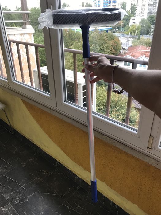 Метла с разтегателна силиконова шпатула и уред за почистване на стъкла