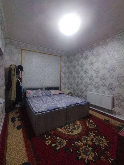 Uchastka sotiladi 5.5 sotix 4 ta xonadan iborat manzil 5 mikrorayon