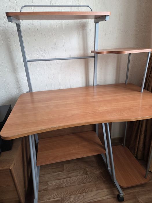 Компьютерный стол с полками