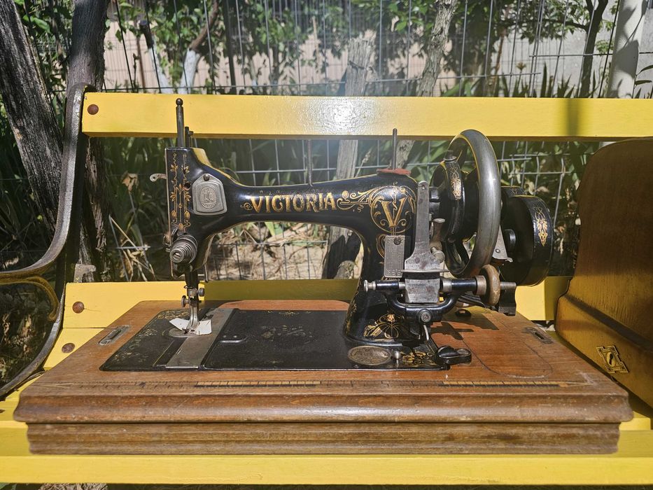 Masina de cusut Victoria antica
