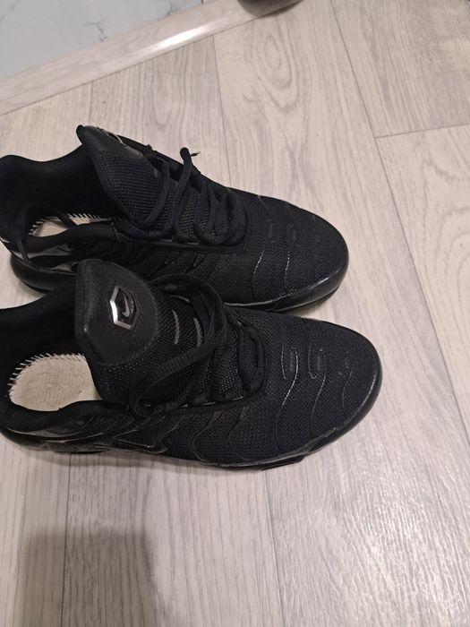 Продам черные кроссовки