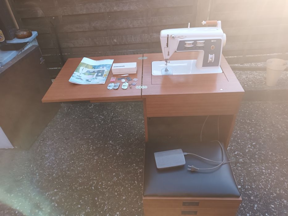 Mașină de cusut electrică SINGER 744