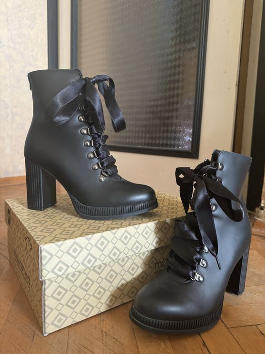 Черни боти на висок ток