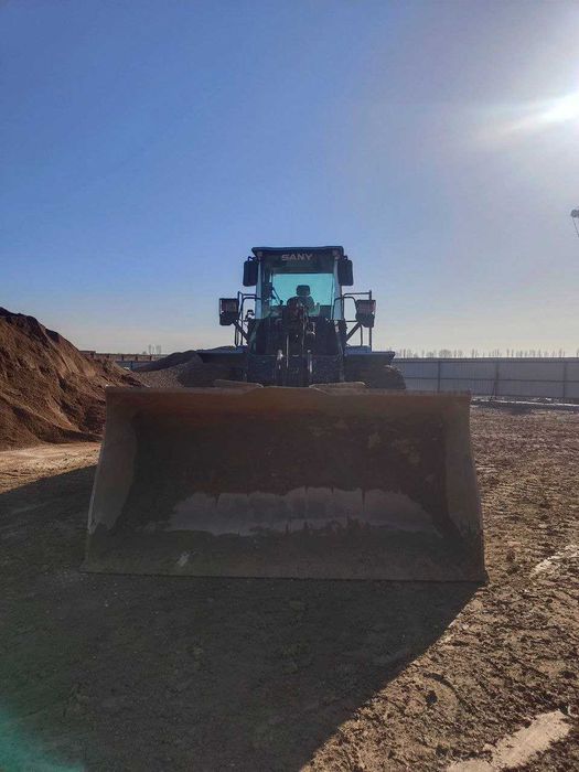 Продается погрузчик погрузчик（Электрический погрузчик с зарядной ）