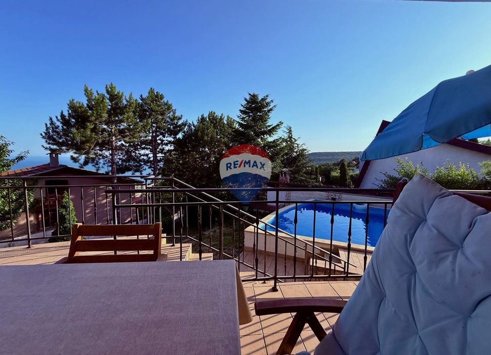 Къща с двор,басейн и морска гледка за продажба, гр. Балчик, Я.И.