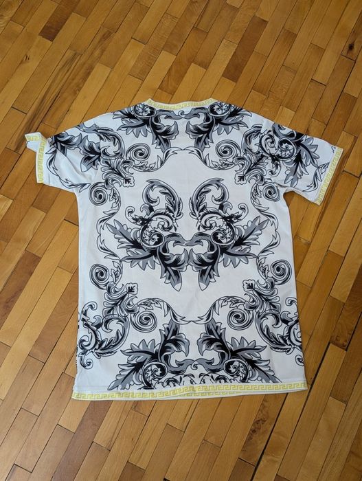 Екип на Италия колаборация с Versace