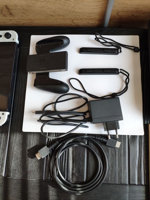 Конзола Nintendo Switch OLED
Цени :
Rabidds - 40 лв.
Spyro - 50 лв. 
T