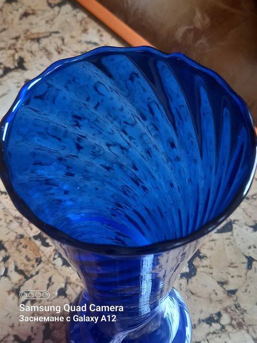 Нежни вази и плато-кобалтово синьо