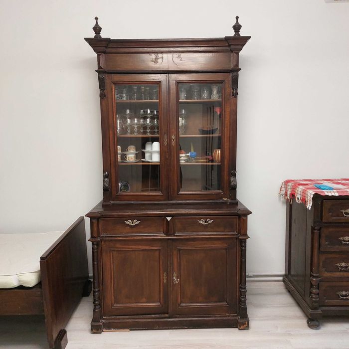 Старинни мебели от дърво ретро