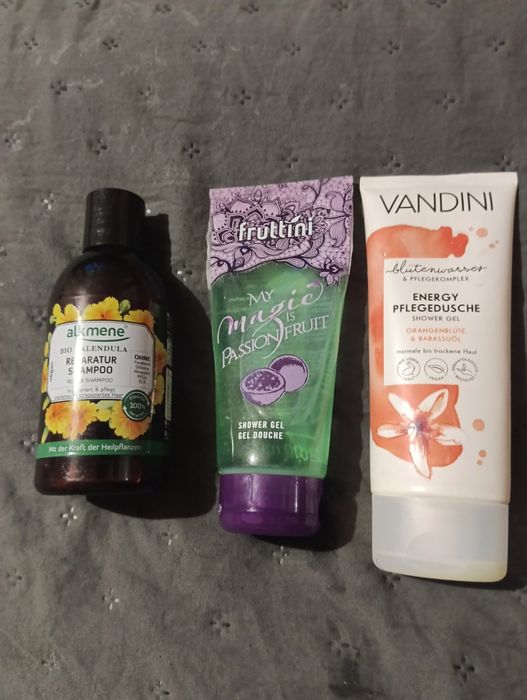 Шампоан и балсам и душ гел на едро и дребно