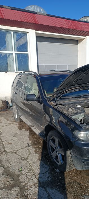 Vând BMW X5 e53 pentru dezmembrat.Are grupul spate defect .