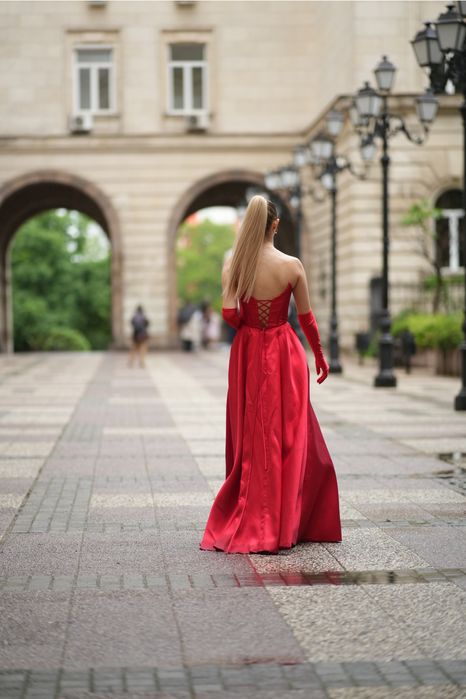 Червена абитуриентска рокля – с ръкавици и дълбока цепка, като нова