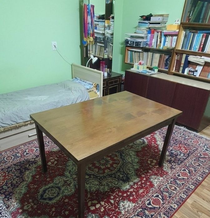 Продам крепкий раскладной стол в хорошем состоянии.